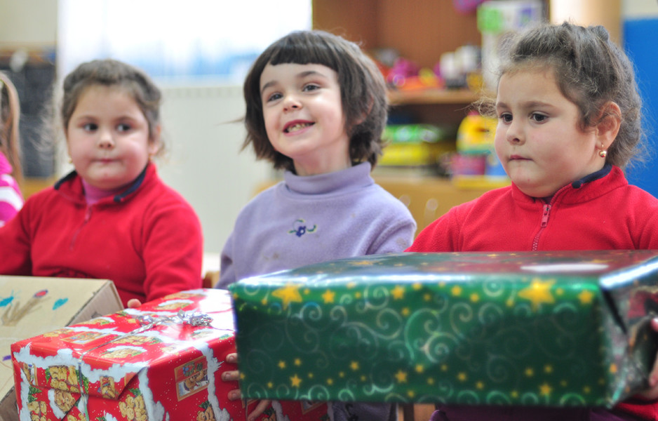 Kinder in Weisenheimen kriegen teilweise erstmalig Weihnachtsgeschenke